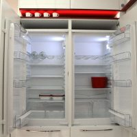 grand réfrigérateur à l'intérieur de la cuisine dans une image de couleur claire