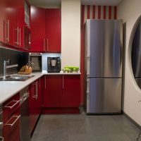 piccolo frigorifero nel design della cucina in foto a colori multicolore
