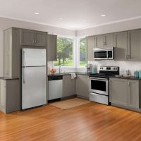 grande frigorifero nello stile della cucina in foto a colori vivaci