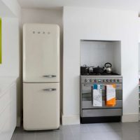 grande frigorifero nella facciata della cucina in foto grigia