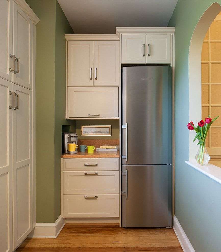 grande frigorifero all'interno della cucina in bianco