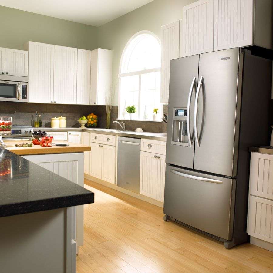 un piccolo frigorifero nel design della cucina di colore beige