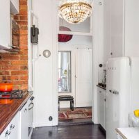 piccolo frigorifero nel design della cucina in foto a colori chiari