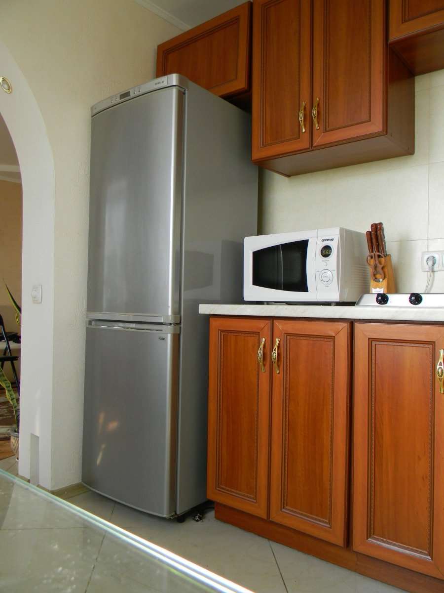 grande frigorifero nel design della cucina in nero