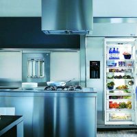 un piccolo frigorifero all'interno della cucina in bianco e nero