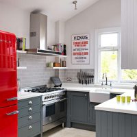 grand réfrigérateur dans le décor de la cuisine en photo couleur vive