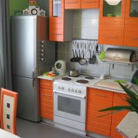 grande frigorifero nel design della cucina nella foto a colori scuri