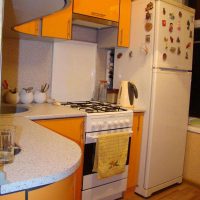 grande frigorifero nello stile della cucina in foto a colori chiari