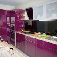 intérieur de cuisine inhabituel en couleur violette