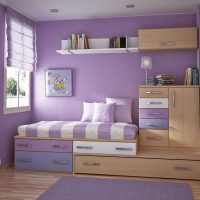 décor lumineux d'appartement en couleur violette