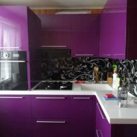 stile insolito della cucina in una foto tinta viola