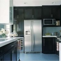 un petit réfrigérateur dans la façade de la cuisine en gris photo