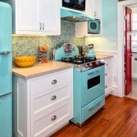 piccolo frigorifero nello stile della cucina in foto a colori vivaci