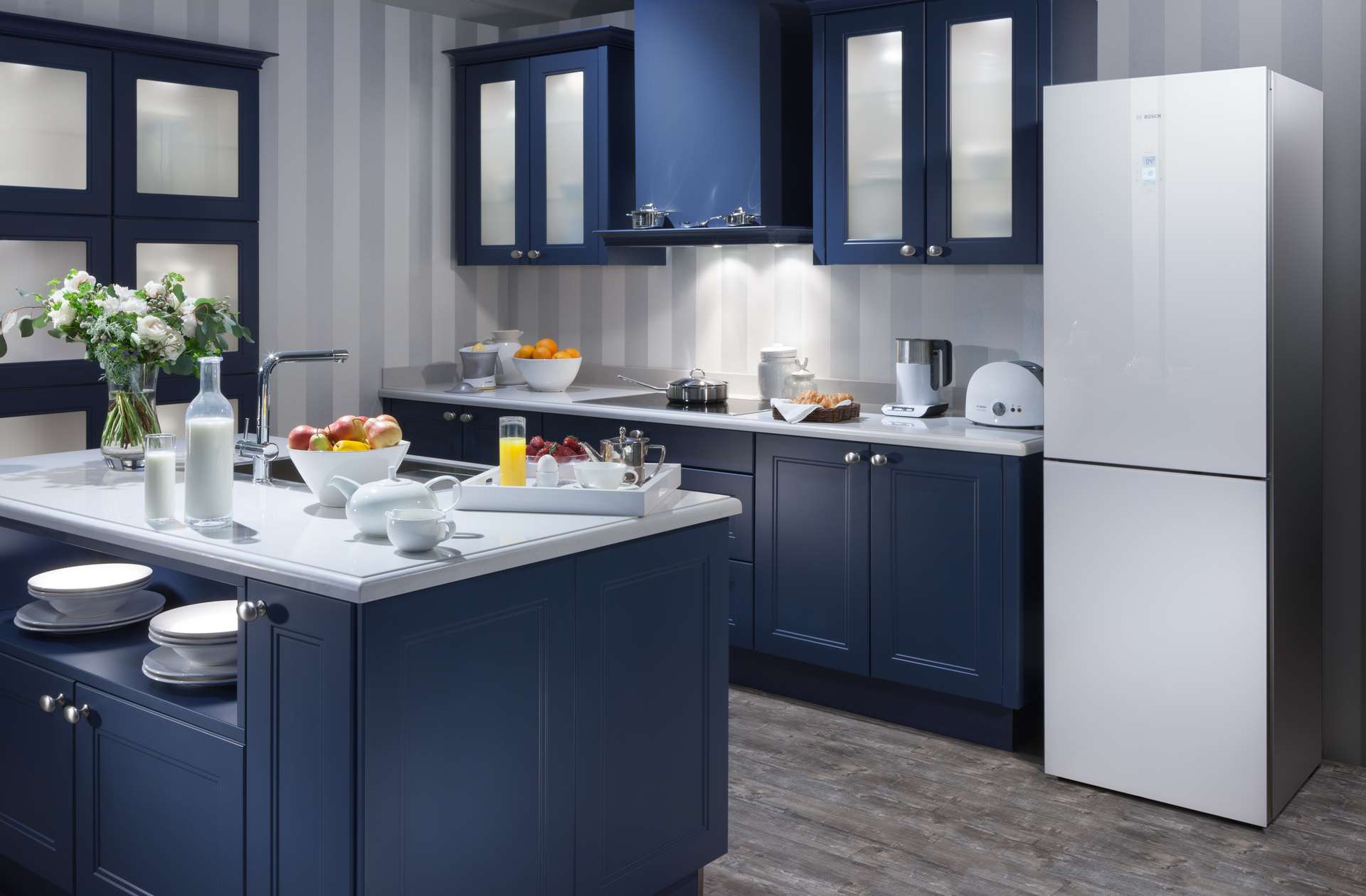 grande frigorifero nel design della cucina di colore chiaro