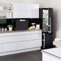 piccolo frigorifero nell'arredamento della cucina in una foto a colori scuri