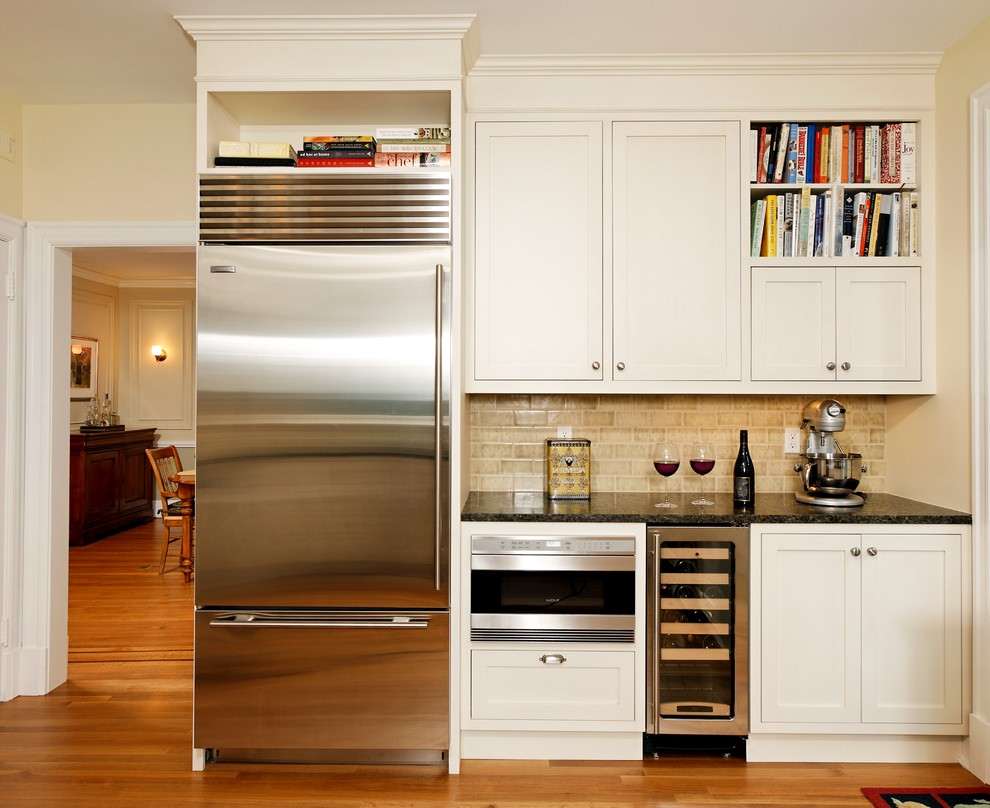 grande frigorifero nel design della cucina di colore scuro