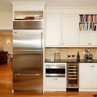 piccolo frigorifero nell'arredamento della cucina in foto di colore grigio