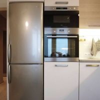 un grande frigorifero all'interno della cucina in foto nera
