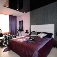 design luminoso della camera da letto in colore viola