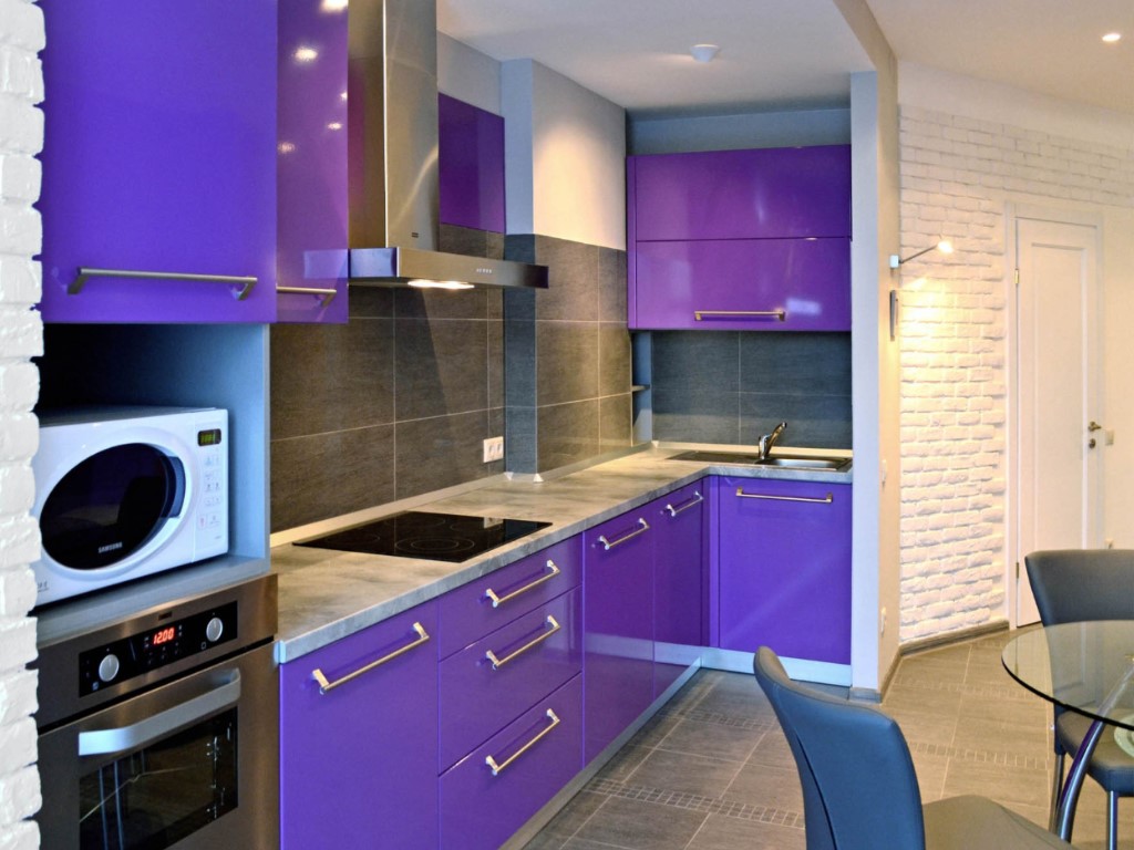 style inhabituel de la cuisine en violet
