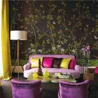 arredamento di soggiorno chiaro in foto a colori viola