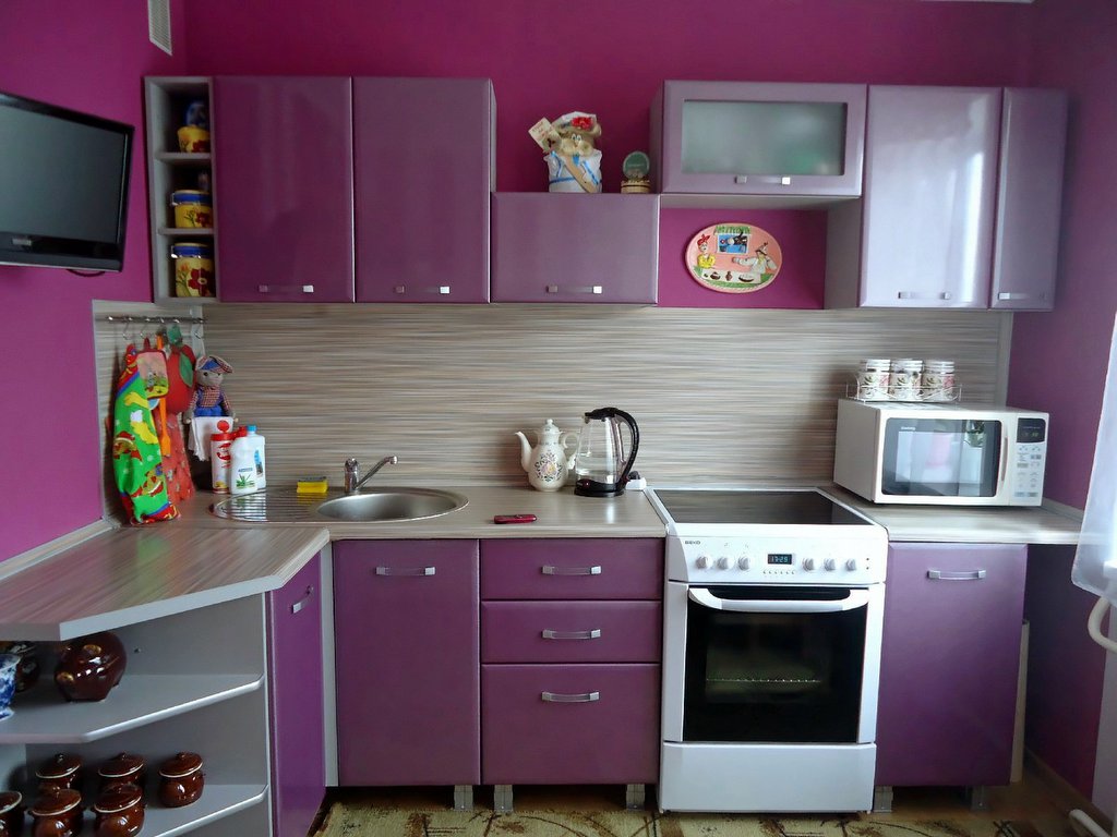 interno cucina leggera di colore viola
