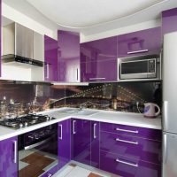 cucina leggera design in foto viola