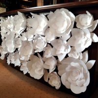 fleurs en papier blanc dans le décor de la photo de la salle des fêtes