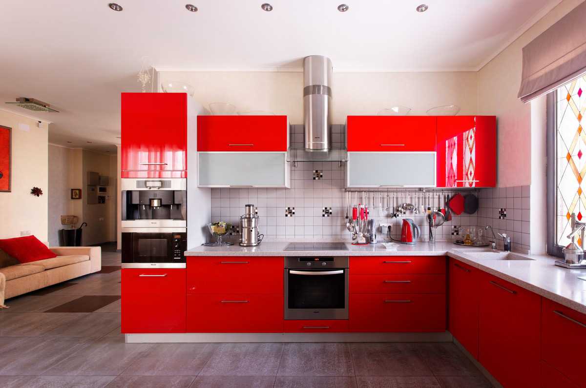una combinazione di rosso con altri colori all'interno del soggiorno