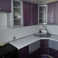 interno luminoso della cucina in foto viola