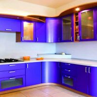arredamento cucina leggera in foto viola