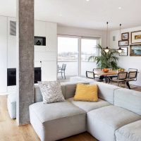 mobili bianchi chiari nel design della foto dell'appartamento