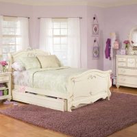 mobili bianchi chiari nella foto degli interni della camera da letto