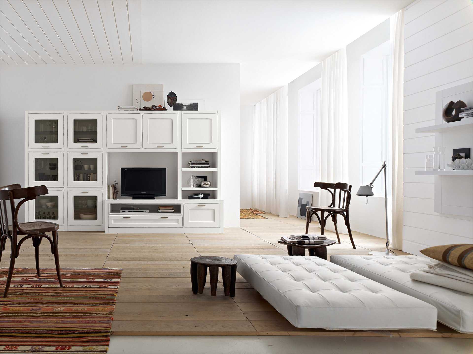 mobili bianchi luminosi nel design della camera da letto