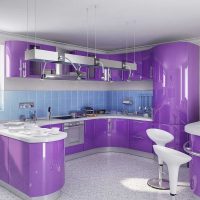 conception de cuisine légère dans l'image de couleur violette