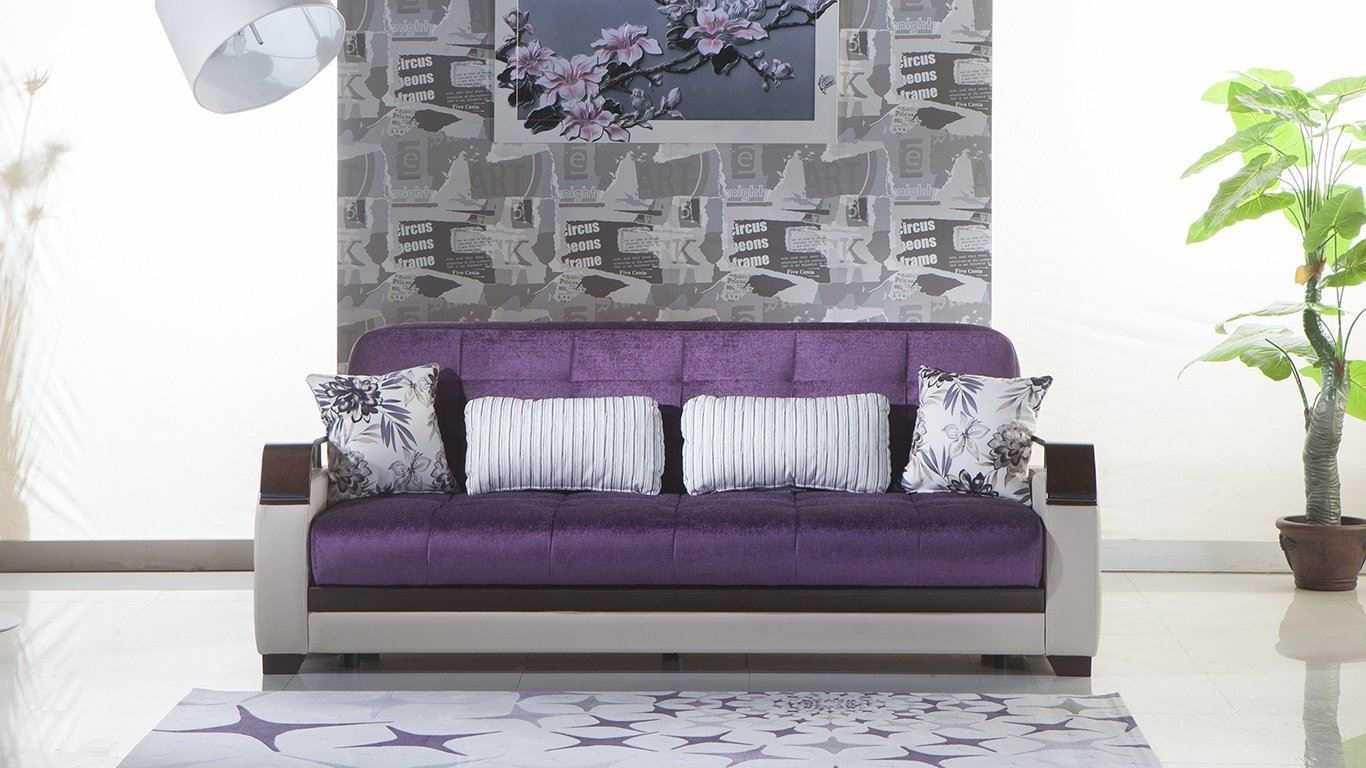 sötét lila kanapé a nappali dekorációval