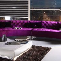 тъмно лилав диван в дизайна на снимката на спалнята