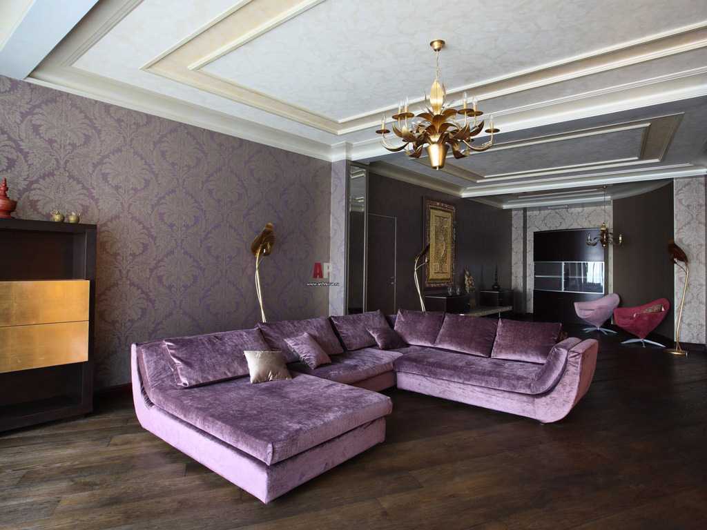šviesiai violetinė sofa namo interjere