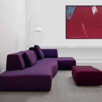 világos lila kanapé a lakáskép dekorációjában