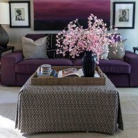 tamsiai violetinė sofa namų dekoro nuotraukoje