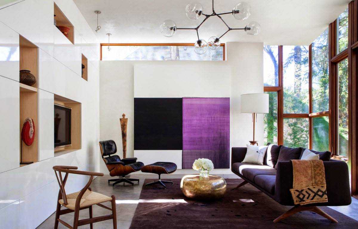 sötét lila kanapé a lakás homlokzatán