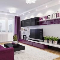 tamsiai violetinė sofa prieškambario paveikslo interjere