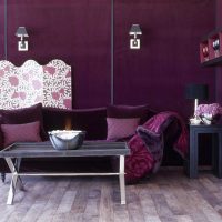 immagine divano in stile salotto viola scuro
