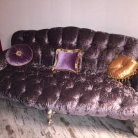 šviesiai violetinė sofa miegamojo interjero nuotraukoje