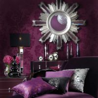Foto di divano stile corridoio viola scuro