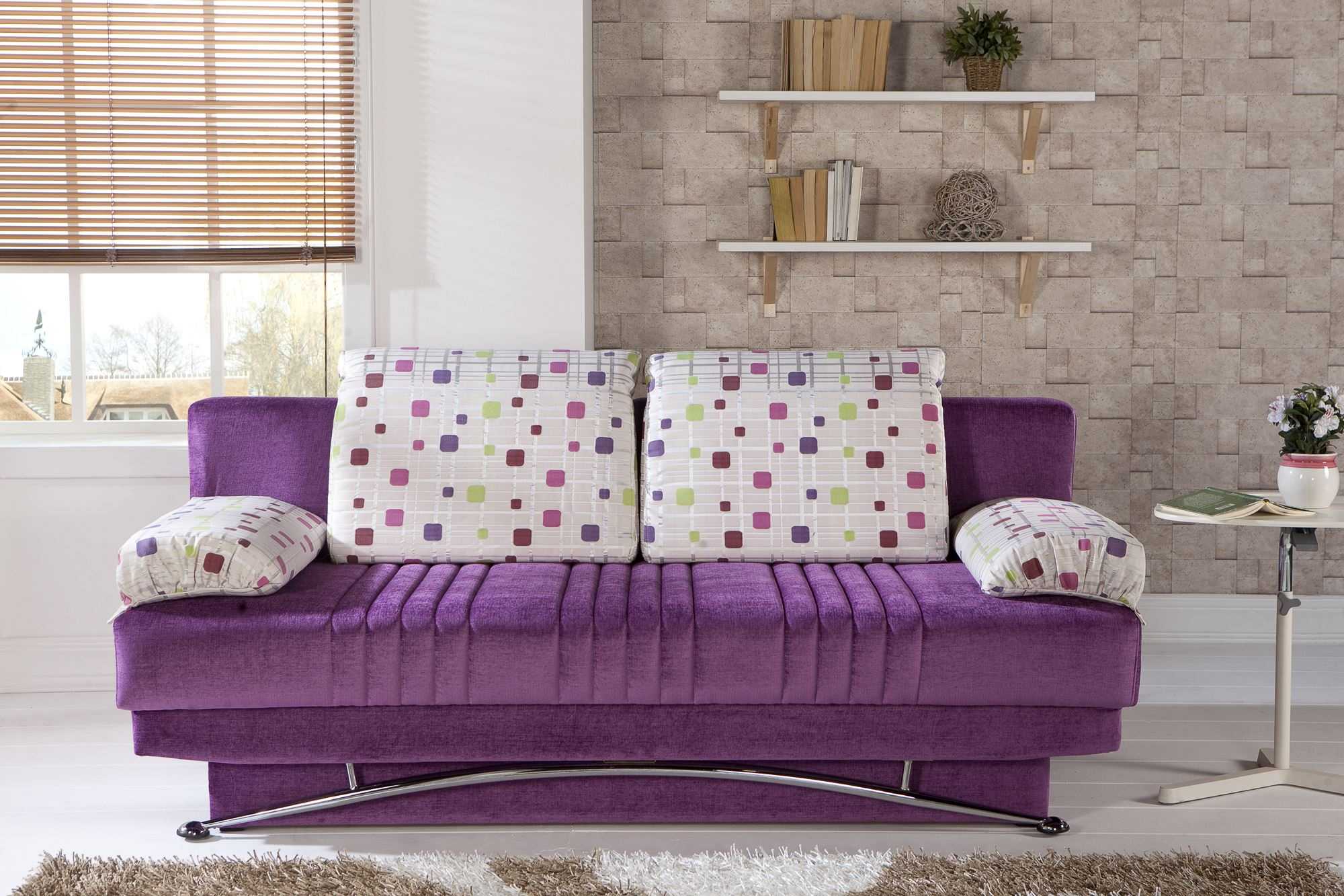 gaiši violets dīvāns gaiteņa dekorā