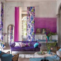sötét lila kanapé a lakáskép homlokzatán