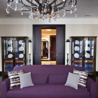 tamsiai violetinė sofa prieškambario interjere nuotrauka