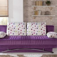 светло лилав диван в стила на снимката в спалнята