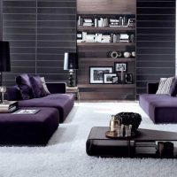 tamsiai violetinė sofa buto dekoro nuotraukoje